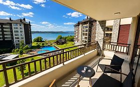 Departamento moderno con vista al lago Villarrica y piscina